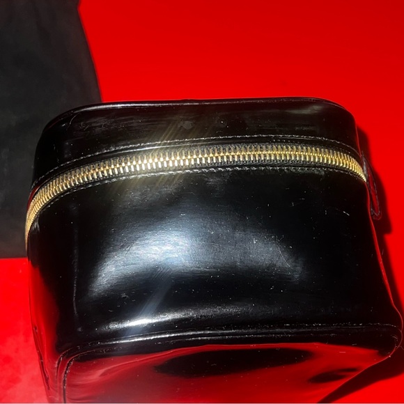 Authentic Chanel Patent Vanity bag (1995 Vintage) - Picture 4 of 11